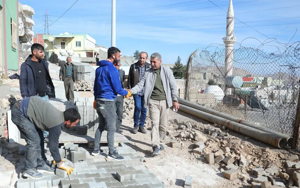 ARTUKLU BELEDİYE BAŞKANI AMAK YOL YAPIM VE ONARIM ÇALIŞMALARINI YERİNDE İZLEDİ