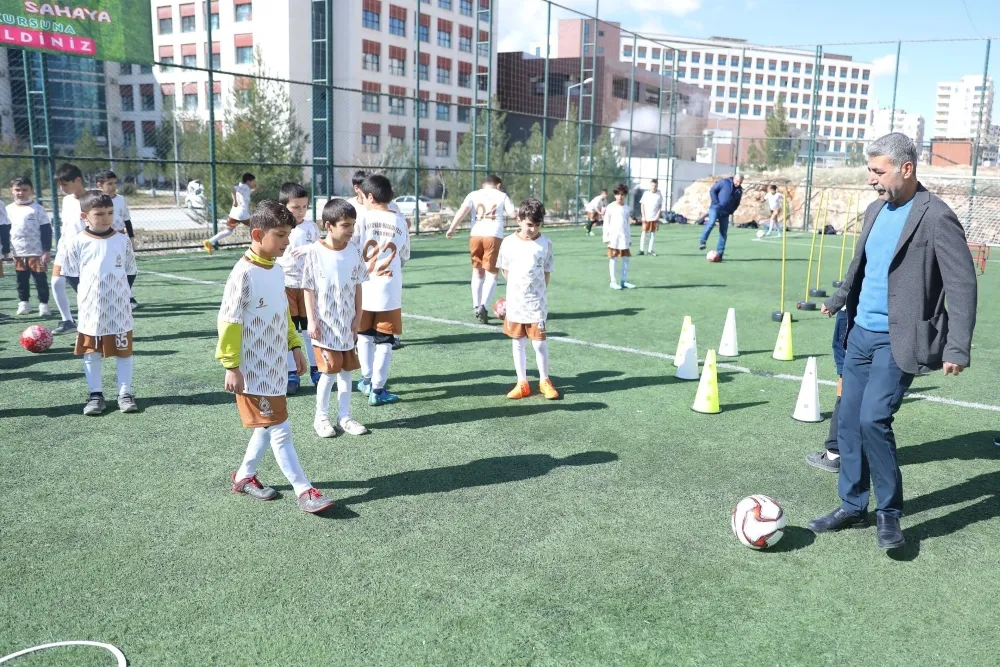 ARTUKLU BELEDİYESİ FUTBOL KURSUNDA EĞİTİMLER BAŞLADI