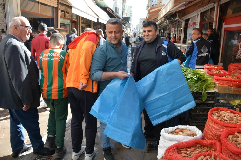 Kızıltepe Belediyesinden  Bayram Öncesi Esnafa Temizlik Desteği