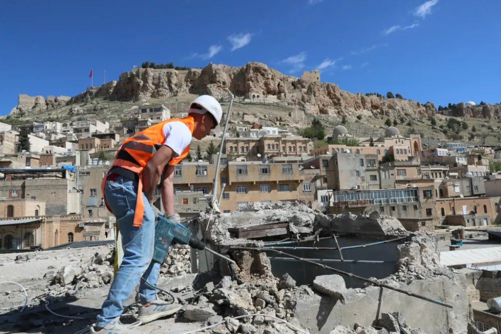 MARDİN BÜYÜKŞEHİR BELEDİYESİ, BETONARME YAPI VE EKLENTİLERİ YIKARAK TARİHİ DOKUYA UYGUN DÖNÜŞÜMÜ SÜRDÜRÜYOR