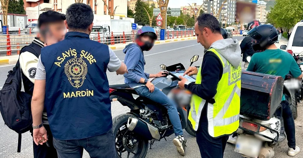  Mardin’de Motosiklet Sürücülerine Sıkı Denetim: Binlerce Sürücü Kontrolden Geçti.