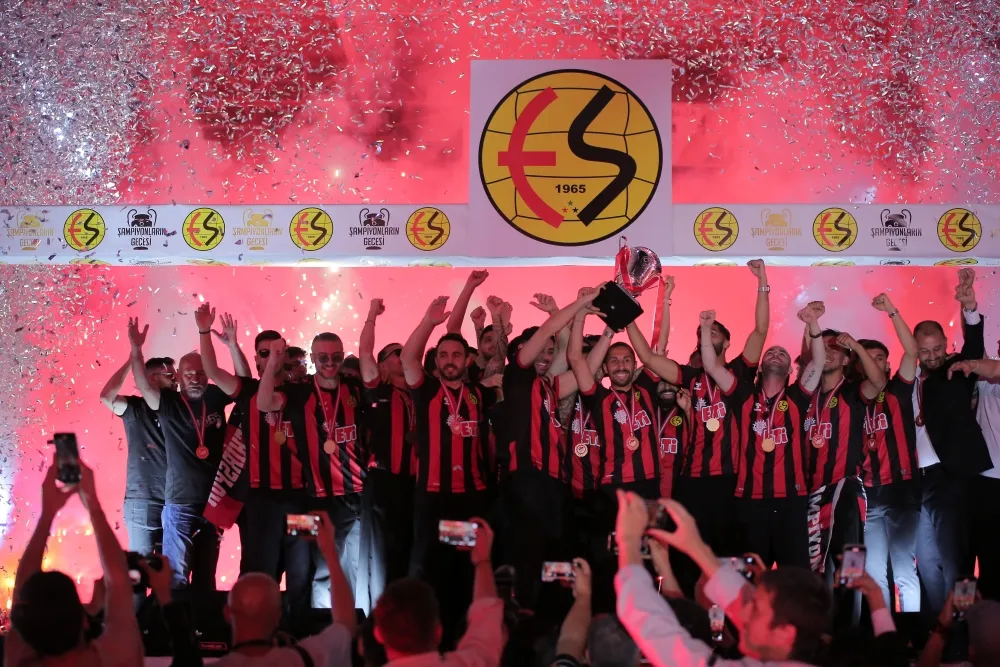 Eskişehirspor Şampiyonluğu Binlerce Taraftarın Katılımıyla Coşkuyla Kutladı