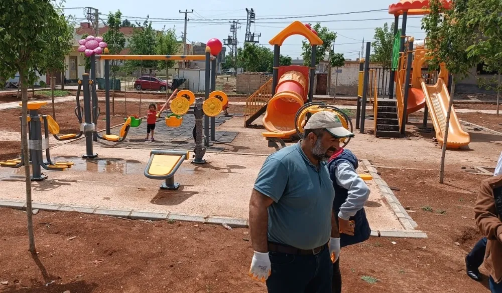 KIZILTEPE BELEDİYESİ  KÜRKÇÜLER PARKINA SPOR ALETLERİ  YERLEŞTİRDİ
