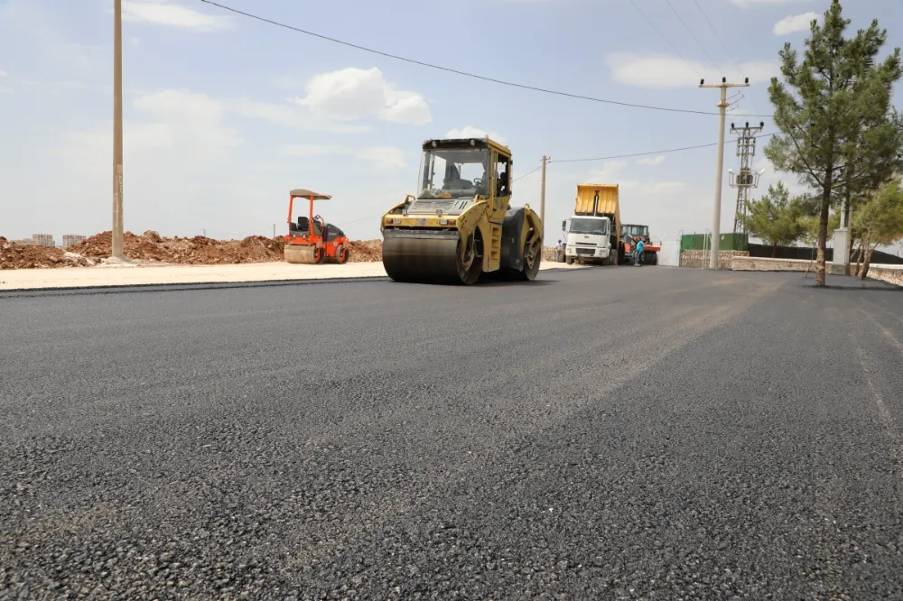 Mardin Büyükşehir Belediyesi, Midyat’ta Asfalt Çalışmalarını Sürdürüyor