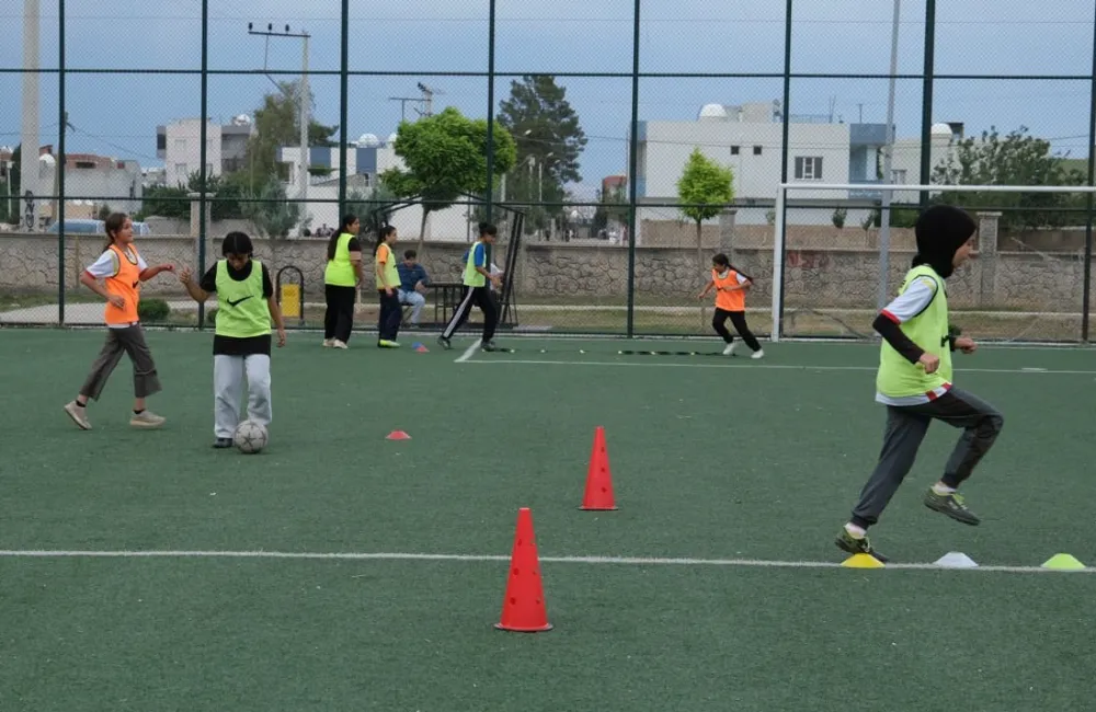 FUTBOL KURSUNA KATILAN KIZILTEPELİ GENÇ KIZLAR SAHAYA ÇIKTI