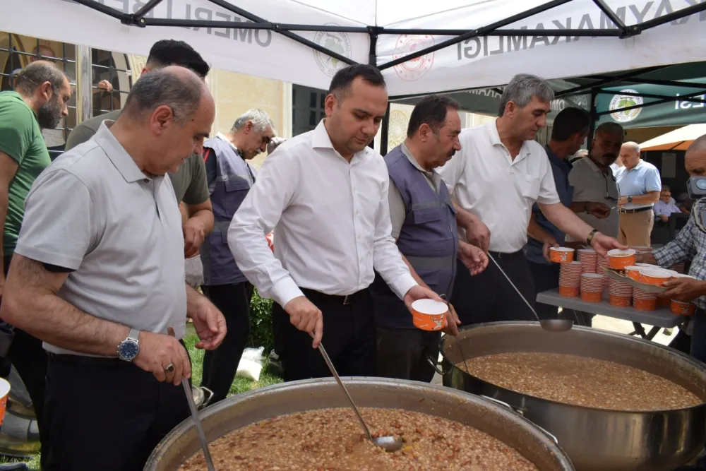 ÖMERLİ KAYMAKAMI VE BELEDİYE BAŞKANI VATANDAŞLARA AŞURE İKRAMINDA BULUNDU