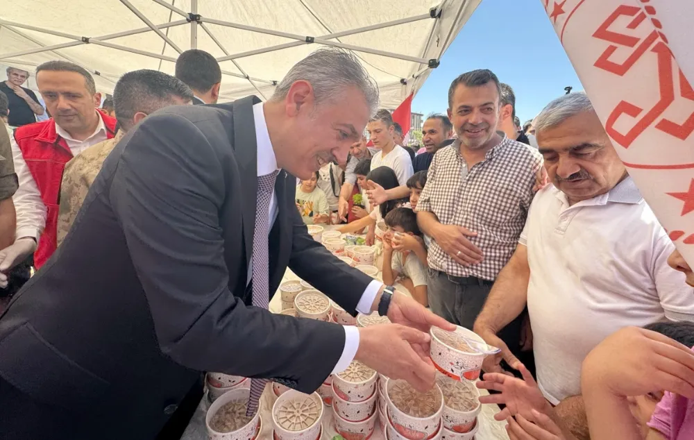 MARDİN VALİSİ TUNCAY AKKOYUN VATANDAŞLARA AŞURE DAĞITTI