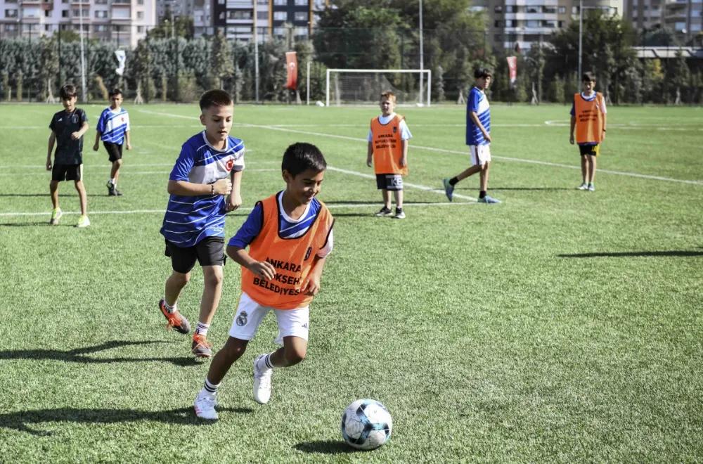 BAŞKENTLİ MİNİKLER YAZ TATİLİNDE FUTBOLLA BULUŞTU