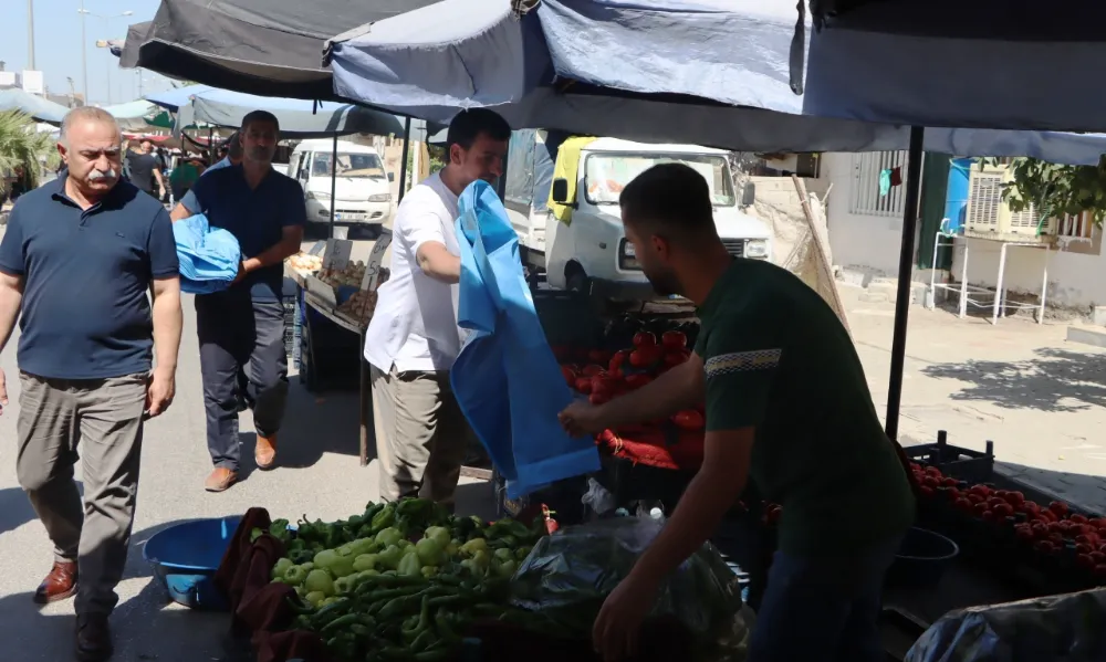 Kızıltepe Belediyesinden Pazar Esnafına Çöp Poşetleri Dağıtıldı