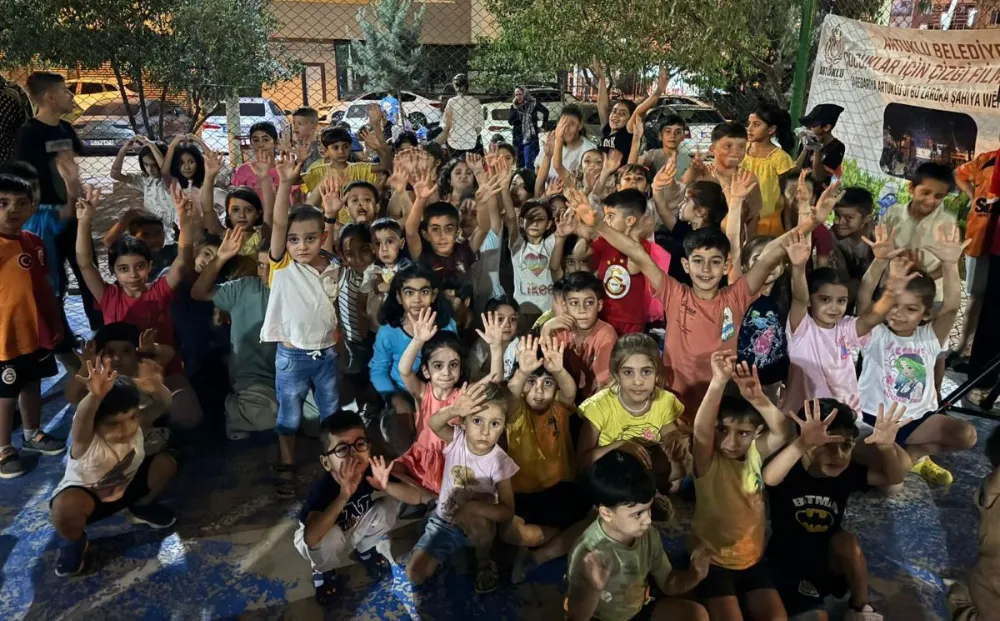 ARTUKLU BELEDİYESİNDEN ÇOCUKLARA AÇIKHAVADA ÇİZGİ FİLM KEYFİ